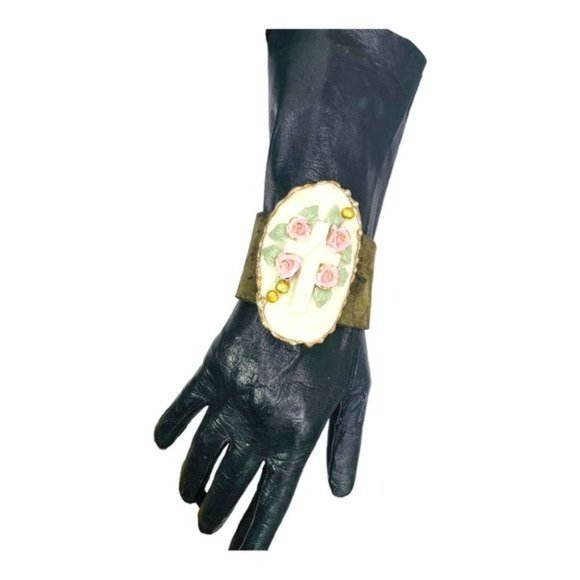 Vintage Broken China Caged in Artisan Metalwork Cabochon & Suede Cuff Bracelet - Picture 3 of 17